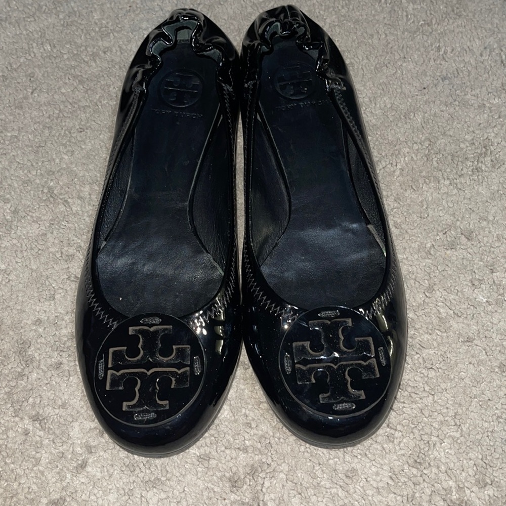 Tory Burch logo Riva ballet flats shoes black patent leather women’s size 10 EUC
